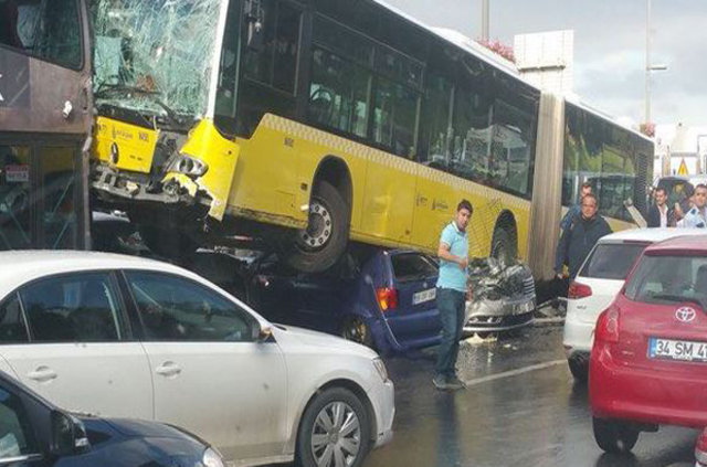 SON DAKİKA! İstanbul Acıbadem'de metrobüs kazası, metrobüs yoldan çıktı