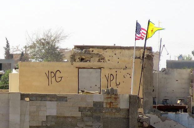 Sınırdaki PYD karargahına ikinci ABD bayrağı asıldı Sınırdaki PYD karargahına ikinci ABD bayrağı asıldı