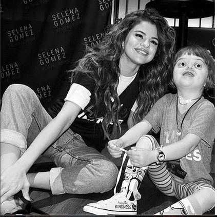 Selena Gomez'in, Down sendromlu çocukla çektirdiği ve 3.5 milyon kişi tarafından beğenilen o fotoğraf