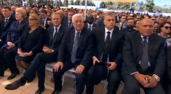 Filistin Devlet Başkanı Mahmut Abbas (ortada)