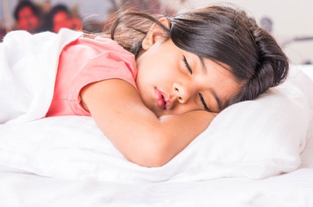 Çocuklar kreşte öğlen uykusu uyumalı mı?