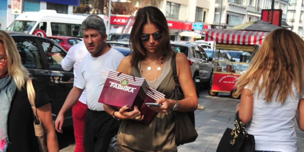 Kızına pasta aldı...