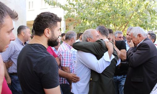 Şehit Uzman Çavuş Hasan Aydoğdu'nun yakınları askerlere sarılıp ağladı