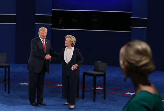 Trump ve Clinton yayın sonunda el sıkıştı