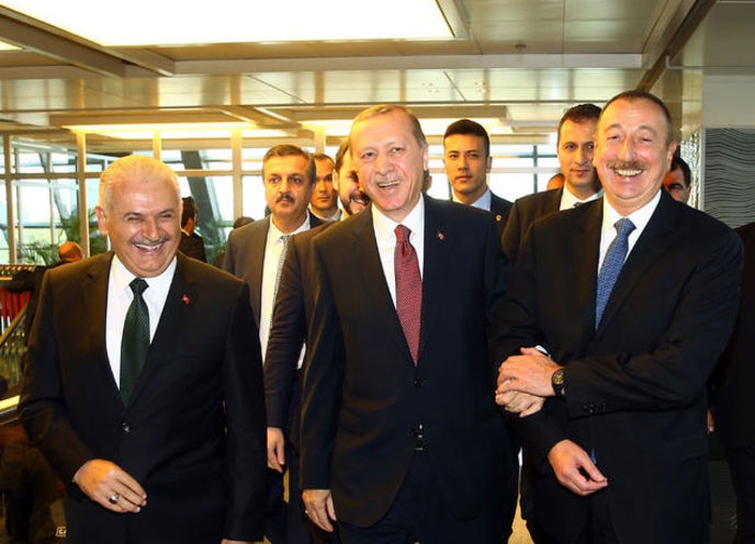Başbakan Binali Yıldırım (solda), Cumhurbaşkanı Recep Tayyip Erdoğan (ortada), Azerbaycan Cumhurbaşkanı İlham Aliyev (sağda)