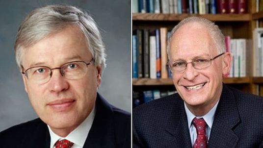 Holmström (solda) ve Oliver Hart (sağda)