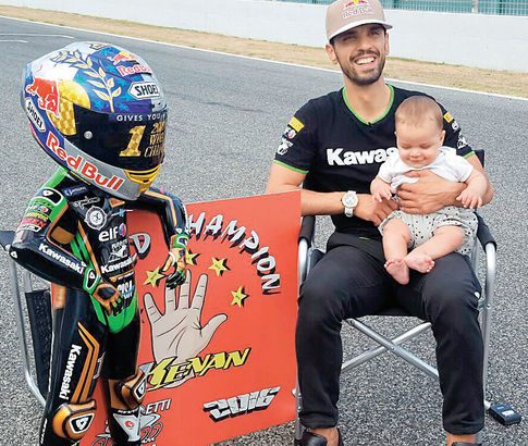Kawasaki Puccetti takımının çalışanları, 5. kez dünya şampiyonu olan milli sporcunun maketini hazırladı.