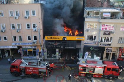 Bursa Uluyol'da çıkan yangına çok sayıda itfaiye ekibi müdahale etti