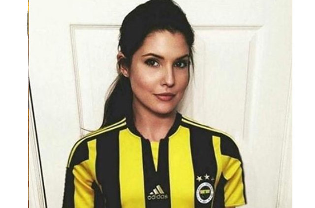 Amanda Cerny Fenerbahçe forması giydi