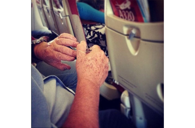 Uçakta bacaklarını kemerle bağlayan adam, Hava alanlarının tuhaf insanları