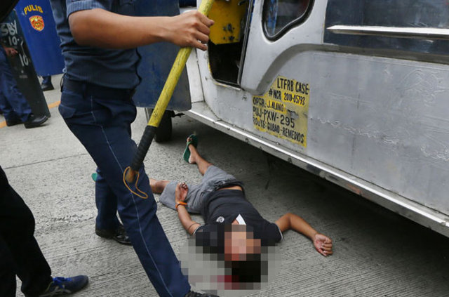 Filipinler'de polis aracı göstericilerin arasına daldı: 50 yaralı