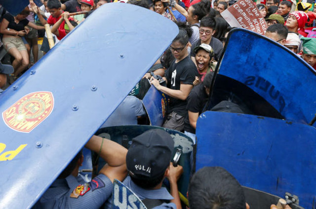 Filipinler'de polis aracı göstericilerin arasına daldı: 50 yaralı