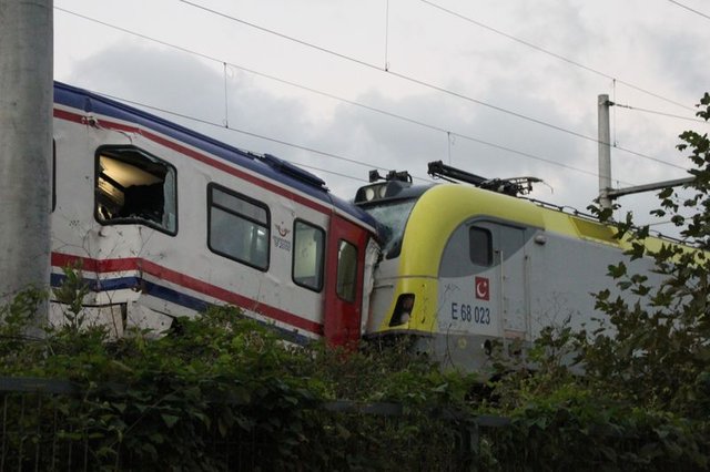 Sakarya'da iki tren kafa kafaya çarpıştı