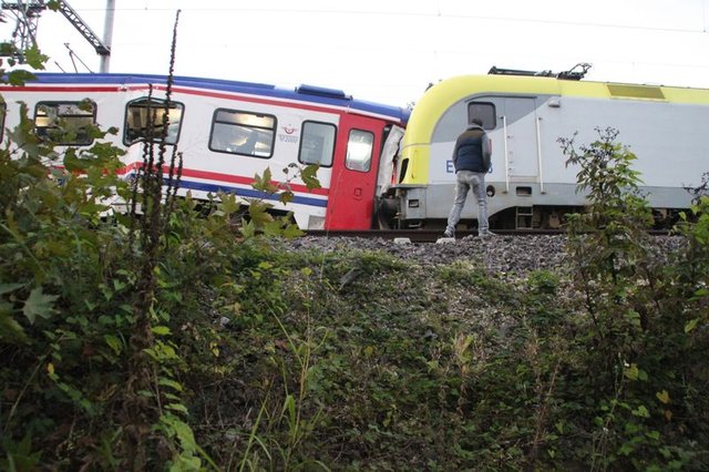Sakarya'da iki tren kafa kafaya çarpıştı