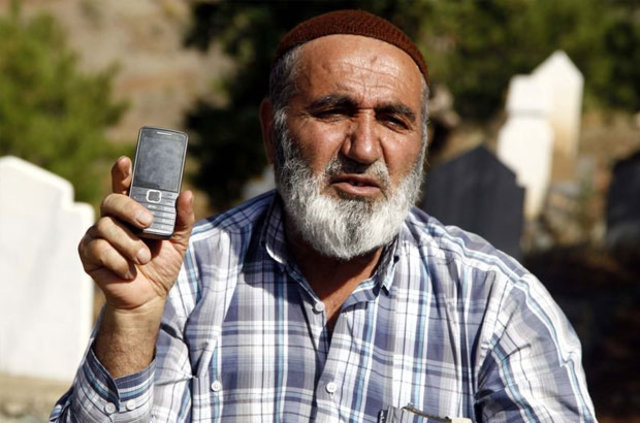 Kahramanmaraş'a 70 kilometre! Telefonla konuşmak için mezarlığa gidiyorlar