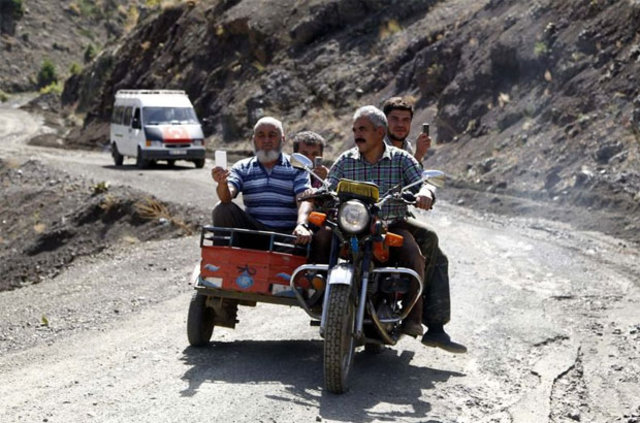 Kahramanmaraş'a 70 kilometre! Telefonla konuşmak için mezarlığa gidiyorlar