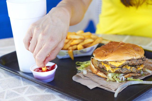 Yiyecek porsiyonları büyüdükçe obezite riski artıyor!