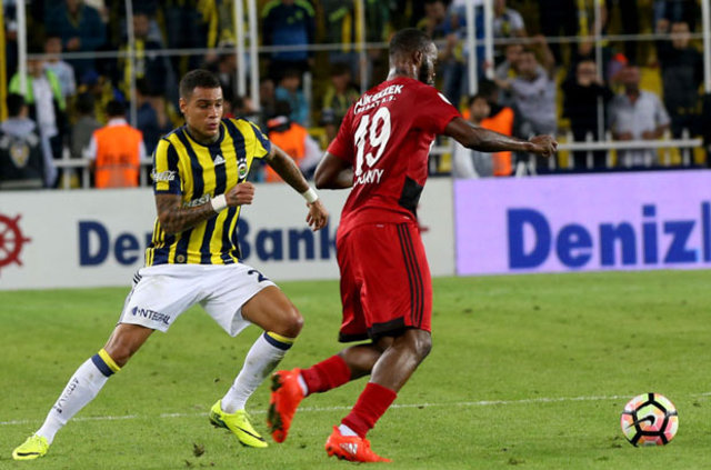 Fenerbahçe'nin Hollandalı çalıştırıcısı Dick Advocaat, Manchester United maçında Van Der Wiel'i kadroya almadı
