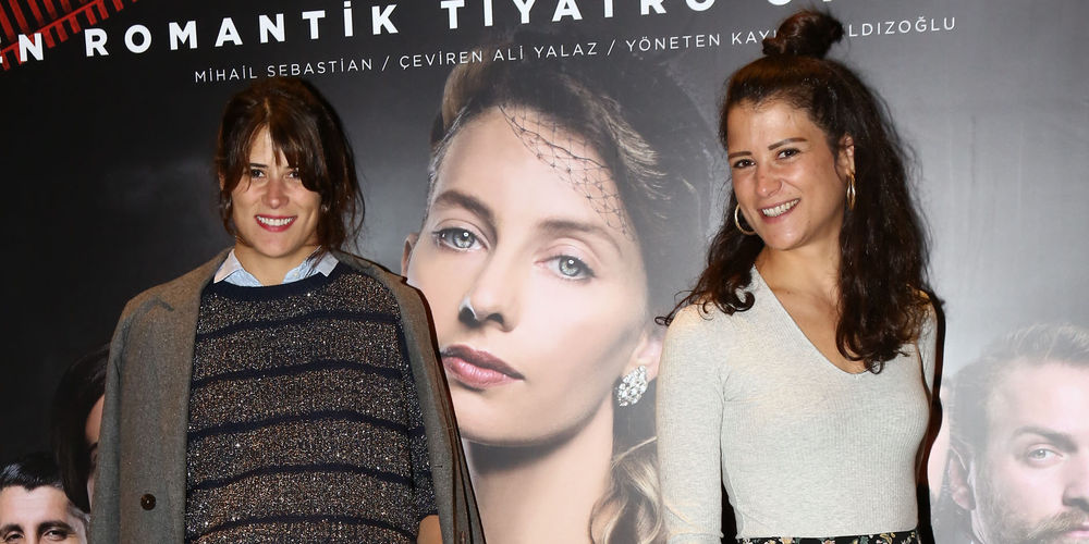 İkizler tiyatro izledi