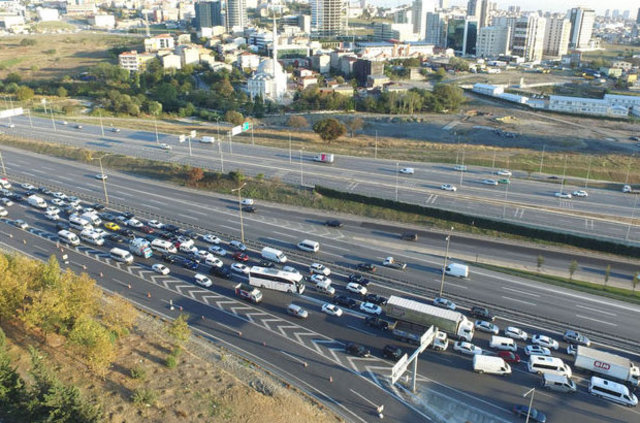 Mahmutbey Kavşağında trafik yoğunluğu artarak sürüyor