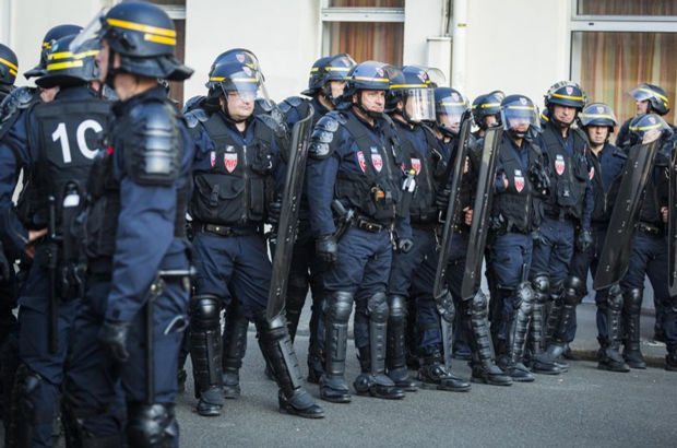 Fransa'da polisler çalışma koşullarını protesto etti