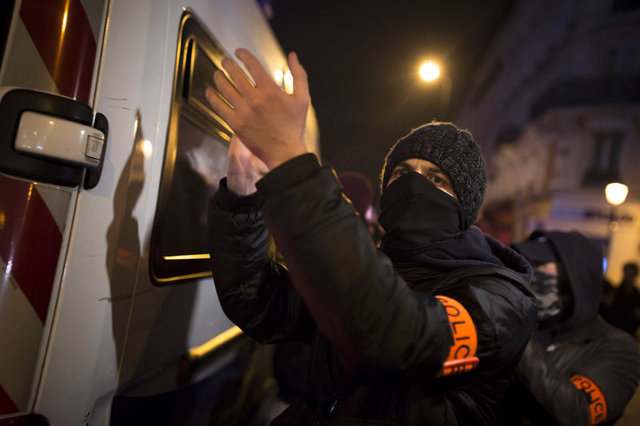 Fransa'da polis yüzünü kapattı, sokağa çıktı!
