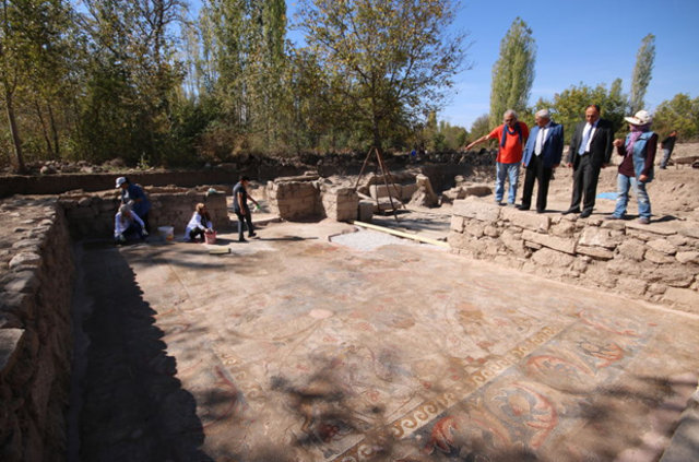 'Mozaik tarlası'nda bin 500 yıllık sikke bulundu