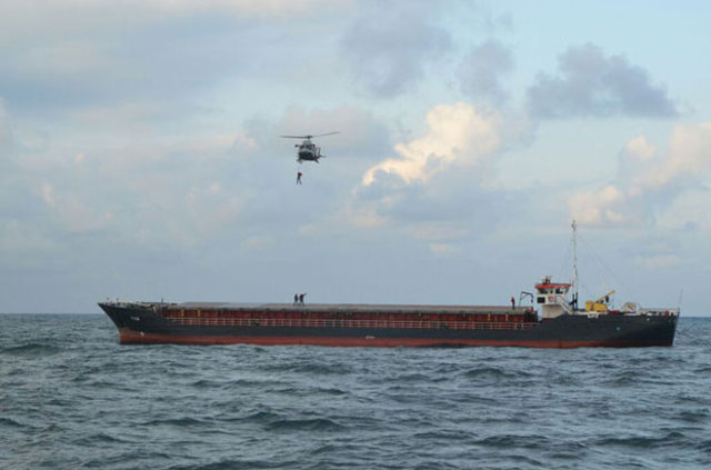 Karadeniz'de sürüklenen gemideki mürettebat helikopterle kurtarıldı