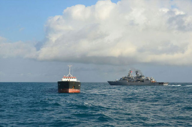 Karadeniz'de sürüklenen gemideki mürettebat helikopterle kurtarıldı