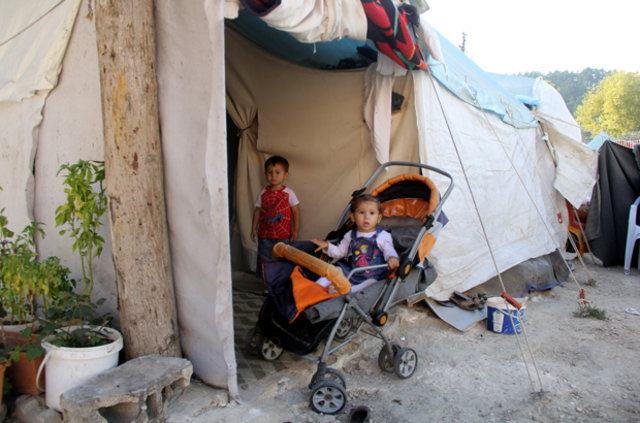 Suriyeli minik sığınmacılar dünyadaki tüm evleri çadır sanıyorlar