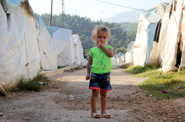Suriyeli minik sığınmacılar dünyadaki tüm evleri çadır sanıyorlar