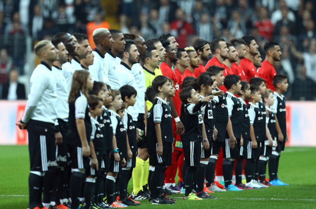 Beşiktaş-Antalyaspor maçında Vodafone Arena'da saha karıştı