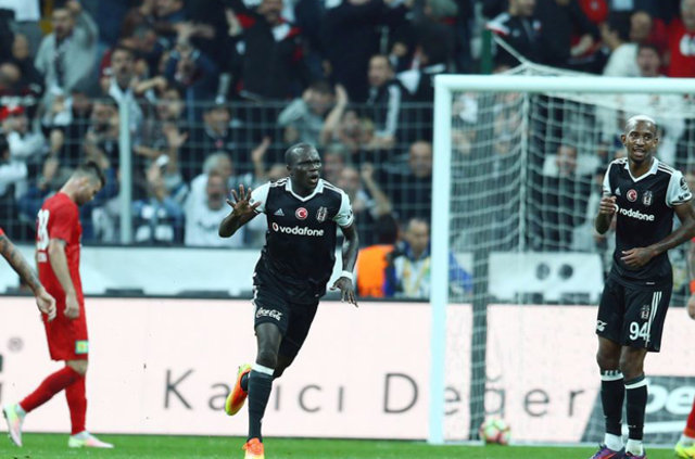 Beşiktaş-Antalyaspor maçında Vodafone Arena'da saha karıştı