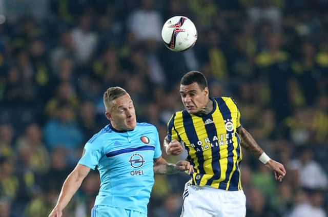 Fenerbahçe'de van der Wiel yönetime takımdan ayrılmak istediğini i