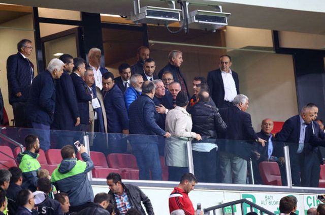 Fenerbahçe Başkanı Aziz Yıldırım ile Atiker Konyasporlu taraftarlar arasında gerginlik yaşandı