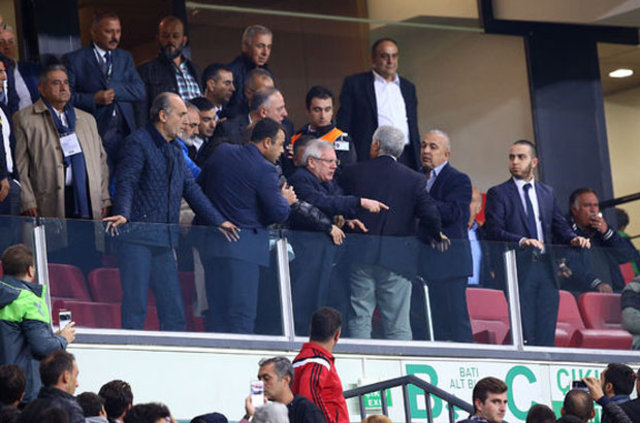 Fenerbahçe Başkanı Aziz Yıldırım ile Atiker Konyasporlu taraftarlar arasında gerginlik yaşandı