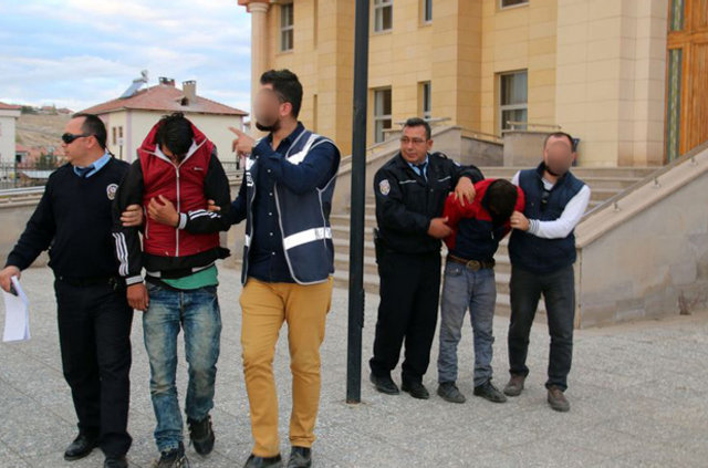Sivas'ta Hırsızlar akort yaptıkları bağlamayı çaldı