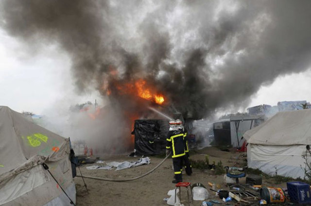 Tahliye edilen Calais sığınmacı kampında çadırlar ateşe verildi