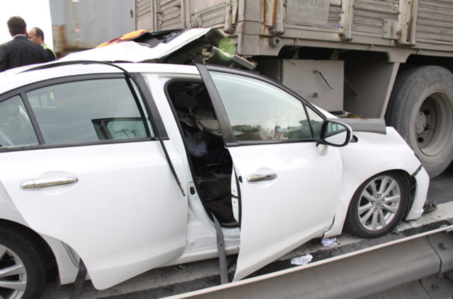 TEM'de otomobil kamyonun altına saplandı: 1 ölü, 5 yaralı