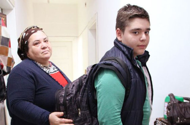 Anne 176, oğlu ise 102 kilo! Tek isteği oğluyla okula yürümek