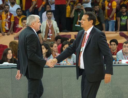 Fenerbahçe Başantrenörü Zeljko Obradovic (solda) ile Galatasaray Odeabank Başantrenörü Ergin Ataman(sağda)