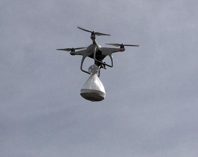 Nöbetteki köy korucularına 'drone' ile tatlı gönderildi