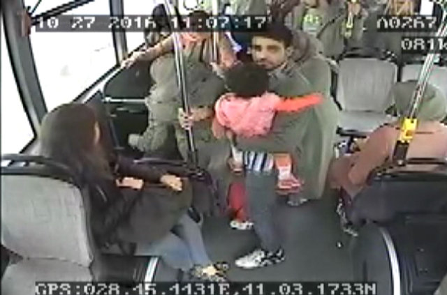 İstanbul'da halk otobüsünde doğum kamerada