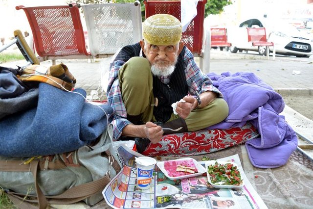 Adana'da 90 yaşındaki adam sokakta kaldı