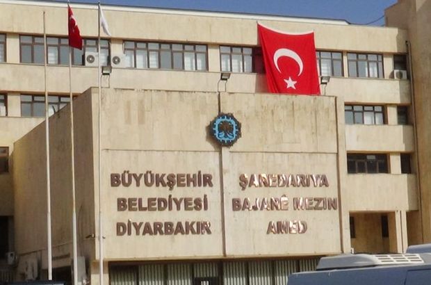 Diyarbakır Büyükşehir Belediyesi binasına Türk bayrağı asıldı