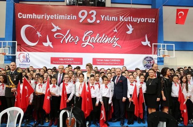 29 Ekim doğumlulardan oluşan dev koro, Cumhuriyet Bayramı'nı türkülerle kutladı