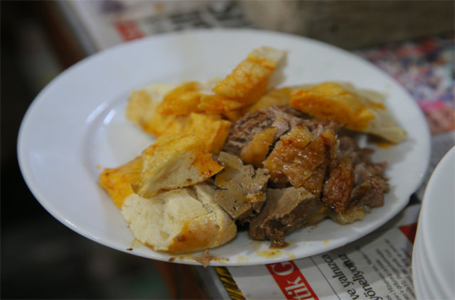 İzmir'de kahvaltıda kuyu kebabı yiyorlar