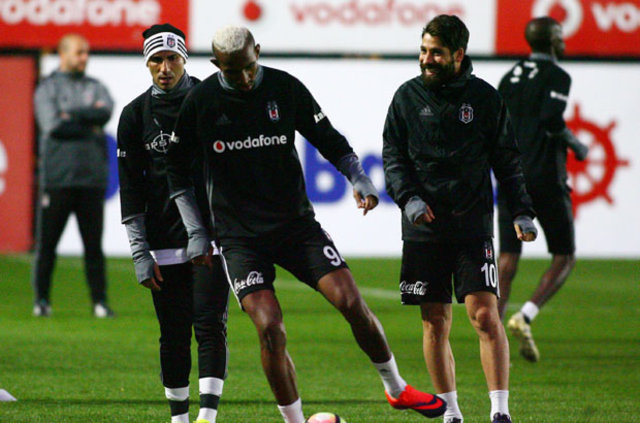 Gençlerbirliği - Beşiktaş maçında ayağı kırılan Talisca'nın, sıcağı sıcağına ağrıyı hissetmeyip oynamayı sürdürmüş