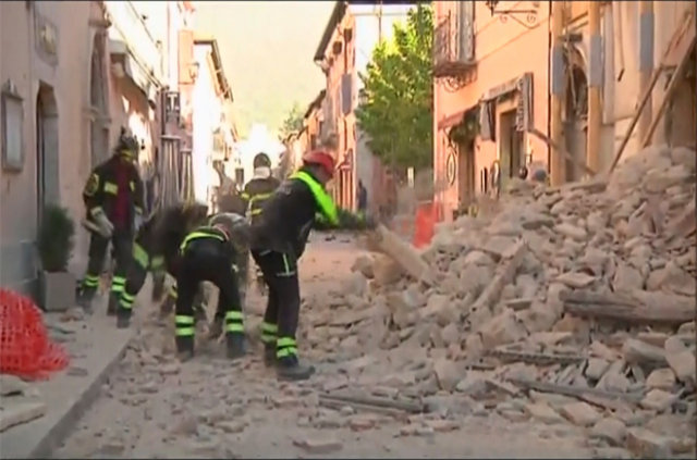 İtalya'nın Perugia kentindeki depremin ardından ilk görüntüler