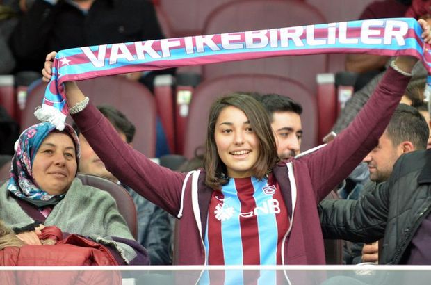 Trabzonspor - Çaykur Rizespor maçını tribünden takip eden Eliz Deniz hayaline kavuştu